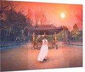 Vrouw in traditionele jurk bij een zonsondergang in Seoul - Foto op Plexiglas - 60 x 40 cm