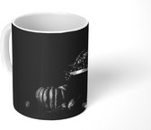 Mok - Stilleven van een keukentafel met druiven en pompoen - zwart wit - 350 ML - Beker