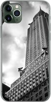 Geschikt voor iPhone 11 Pro Max hoesje - Chrysler Gebouw in New York vanaf de onderkant gemaakt in zwart-wit - Siliconen Telefoonhoesje