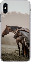 Geschikt voor iPhone Xs hoesje - Paarden - Mist - Weide - Siliconen Telefoonhoesje