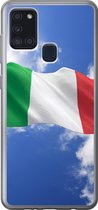 Geschikt voor Samsung Galaxy A21s hoesje - De vlag van Italië wappert in de lucht - Siliconen Telefoonhoesje