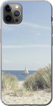 Geschikt voor iPhone 13 Pro Max hoesje - Noordzee - Duinen - Boot - Siliconen Telefoonhoesje