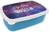 Broodtrommel Blauw - Lunchbox - Brooddoos - Quotes - Spreuken - 'Explore the unseen' - Ruimte - Jongens - Meisjes - Kinderen - 18x12x6 cm - Kinderen - Jongen