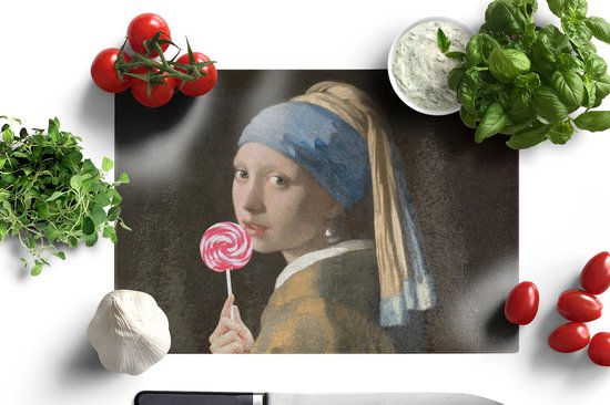 Glazen snijplank met Vermeer's 'Meisje met de parel' die een roze-wit gestreepte lolly vasthoudt, geflankeerd door ingrediënten.