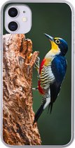 Geschikt voor iPhone 11 hoesje - Close-up van een kleurrijke vogel op de zijkant van een boomstronk - Siliconen Telefoonhoesje