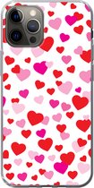 Geschikt voor iPhone 12 Pro hoesje - Een illustratie met kleurrijke hartjes - Siliconen Telefoonhoesje