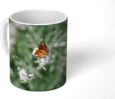 Mok - Dagpauwoog vlinder met wilde bloemen - 350 ML - Beker