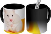 Magische Mok - Foto op Warmte Mokken - Koffiemok - Witte hamster op een gele stoel - Magic Mok - Beker - 350 ML - Theemok