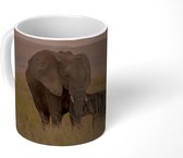 Mok - Koffiemok - Grazende olifanten bij zonsondergang - Mokken - 350 ML - Beker - Koffiemokken - Theemok