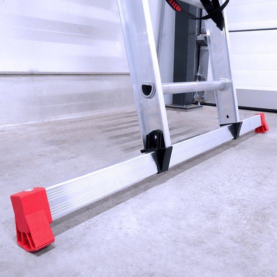 Detail van de rode, gekartelde stabilisatorvoeten aan de onderkant van een aluminium ladder.