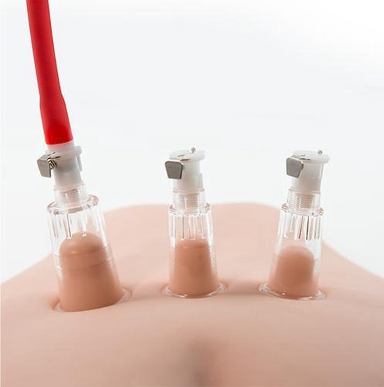 Drie transparante cups met rode luchtinlaten op een huidkleurige ondergrond.