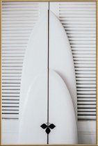 JUNIQE - Poster met kunststof lijst Beach Surf Board Symmetrie -40x60