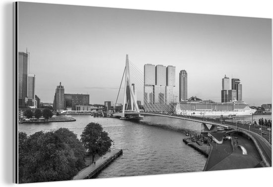 Wanddecoratie Metaal - Aluminium Schilderij Industrieel - De Erasmusbrug steekt over het water van de Rotterdamse haven - zwart wit - 80x40 cm - Dibond - Foto op aluminium - Industriële muurdecoratie - Voor de woonkamer/slaapkamer