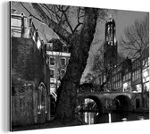 Wanddecoratie Metaal - Aluminium Schilderij Industrieel - Heldere avond in de Nederlandse stad Utrecht - zwart wit - 120x80 cm - Dibond - Foto op aluminium - Industriële muurdecoratie - Voor de woonkamer/slaapkamer