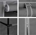 Details van een grijze stoffen kast: oprolbare deur, sluiting en ritssluiting.