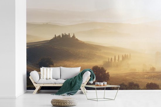 Papier peint photo en vinyle - Le paysage toscan et brumeux lors d'un lever de soleil largeur 330 cm x hauteur 220 cm - Tirage photo sur papier peint (disponible en 7 tailles)