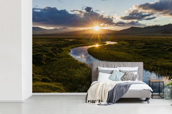 Behang - Fotobehang Zonsondergang boven een kalme rivier - Breedte 600 cm x hoogte 400 cm