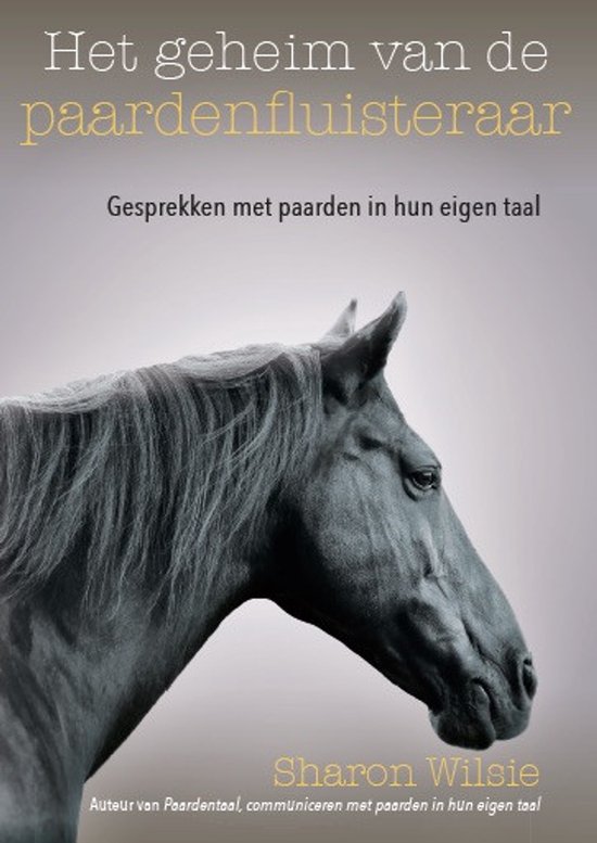 Boekcover met donker paard en tekst 'Het geheim van de paardenfluisteraar'.