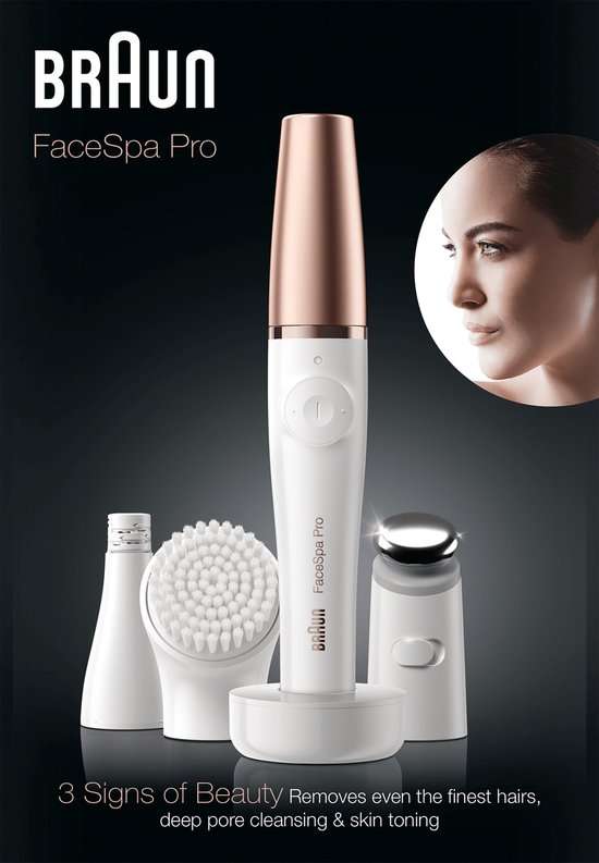 Braun FaceSpa Pro, een witte epilator met rosegouden dop, op een standaard met vier opzetstukken. Close-up van een vrouwen gezicht.