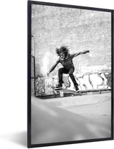 Fotolijst incl. Poster Zwart Wit- Een meisje doet een stunt met haar skateboard - zwart wit - 20x30 cm - Posterlijst