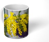 Mok - Een geel boeket van mimosa bloemen - 350 ML - Beker