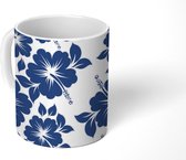 Mok - Een blauwe tekening van een bloemdessin - 350 ML - Beker