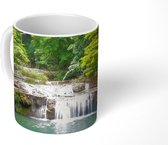 Mok - Groene bomen langs de rivier boven een waterval in het Nationaal park Erawan - 350 ML - Beker