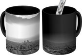 Magische Mok - Foto op Warmte Mok - Blauwe lucht en witte wolken boven Riyad - zwart wit - 350 ML