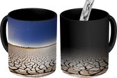 Magische Mok - Foto op Warmte Mok - Droge grond met donkere lucht - 350 ML