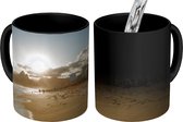 Magische Mok - Foto op Warmte Mok - De zon hangt net boven de bergen bij het Zuid-Amerikaanse strand Ipanema - 350 ML