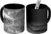 Magische Mok - Foto op Warmte Mok - Mist bij het meer Lago di Braies in Italië - zwart wit - 350 ML