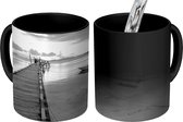 Magische Mok - Foto op Warmte Mok - Houten vlonder in het water - zwart wit - 350 ML
