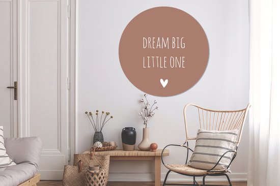 WallCircle - Muurstickers - Behangcirkel - Engelse quote "Dream big little one" met een hartje op een bruine achtergrond - ⌀ 120 cm - Muurcirkel - Zelfklevend - Ronde Behangsticker XXL