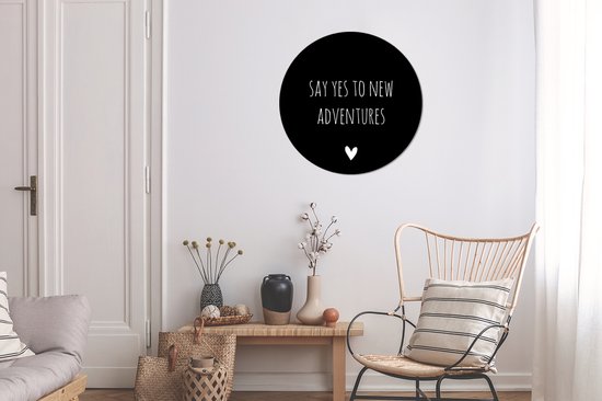 Wall Circle - Wall Circle Indoor - Citation anglaise Dites oui à de nouvelles aventures avec un coeur sur fond noir - 60x60 cm - Décoration murale - Peintures ronds