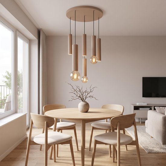 Hanglamp met zes lichten boven een houten tafel met stoelen. De lamp heeft zandkleurige, geribbelde cilinders en gloeilampen.
