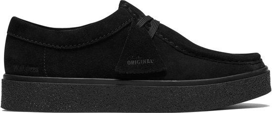 Zijaanzicht van zwarte suède Clarks veterschoen met dikke zool en 'Clarks ORIGINALS' label.