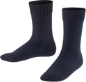 Donkerblauwe Falke sokken met geribbelde boord en platte teen.