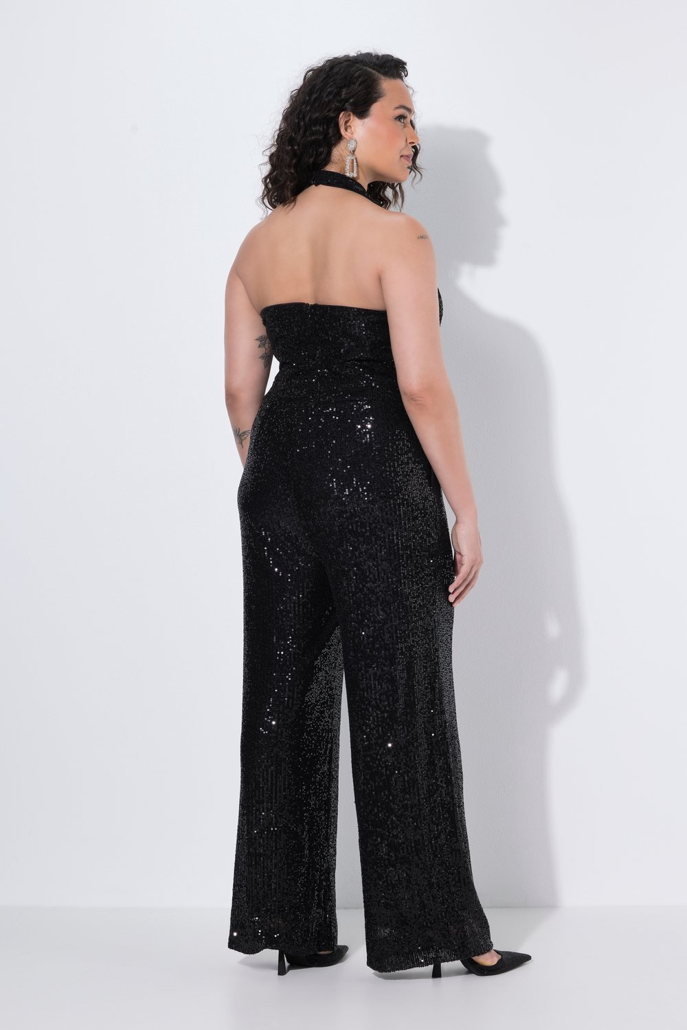 Ulla Popken - Dames - Jumpsuit pailletten halternek V-hals mouwloos - Zwart - Maat 46
