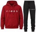 Bordeauxrode hoodie met 'VIBES'-opdruk en bijpassende zwarte joggingbroek met 'VIBES'-opdruk.