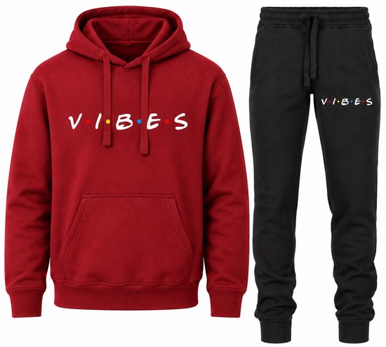 Bordeauxrode hoodie met 'VIBES'-opdruk en bijpassende zwarte joggingbroek met 'VIBES'-opdruk.