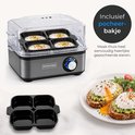 Zilvergrijze eierkoker met pocheerbakje voor 4 eieren en gepocheerde eieren op toast.