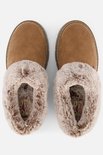 Brugun bruine Skechers sloffen met zachte bruine nepbontvoering en 'memory foam' op de binnenzool.