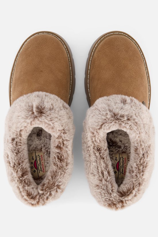 Brugun bruine Skechers sloffen met zachte bruine nepbontvoering en 'memory foam' op de binnenzool.