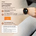 Close-up van een pols met zwart horloge dat verbinding maakt met een smartphone voor eenvoudige installatie.