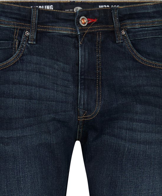 Donkerblauwe stretch jeans met contrasterende oranje stiksels, knoopsluiting met rood detail en 'Sterling' tailleband.