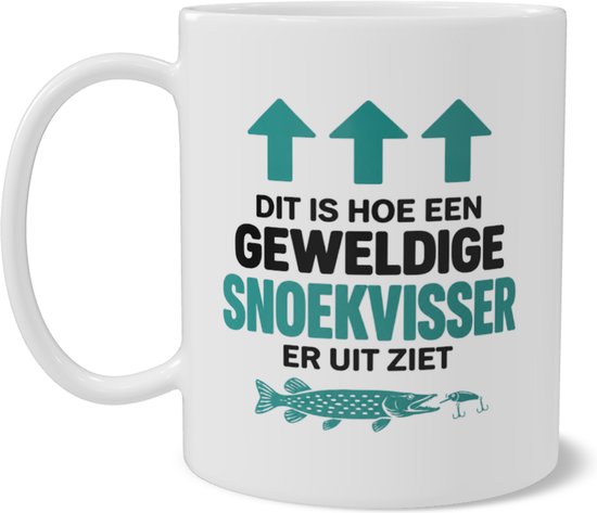 Witte mok met blauwgroene pijlen en tekst over snoekvissers, inclusief een snoek en kunstaasillustratie.