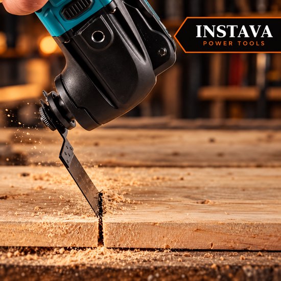Instava multitool die hout zaagt met een scherp zaagblad, waardoor zaagsel vrijkomt op een houten plank.