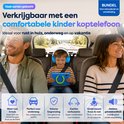 Kind met blauwe koptelefoon en tablet op de achterbank van een auto, met ouders voorin.