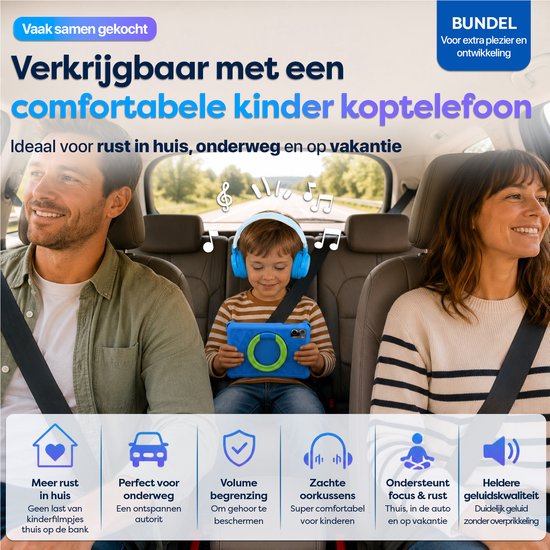 Kind met blauwe koptelefoon en tablet op de achterbank van een auto, met ouders voorin.