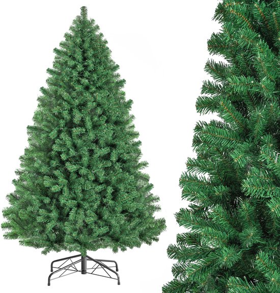 Groene kunstkerstboom met een gedetailleerde close-up van de naalden en volle takken.